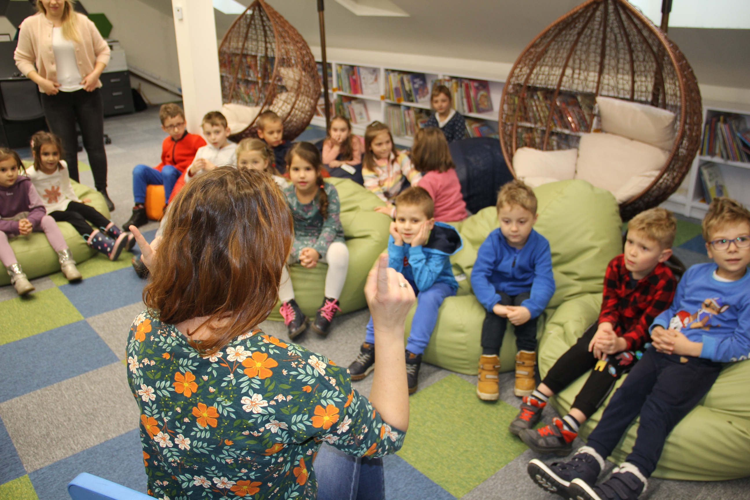 Warsztaty „BOOM! na komiksy i gry planszowe w bibliotece”, czyli Smerfy, przedszkolaki i… uczucia w MBP w Skawinie