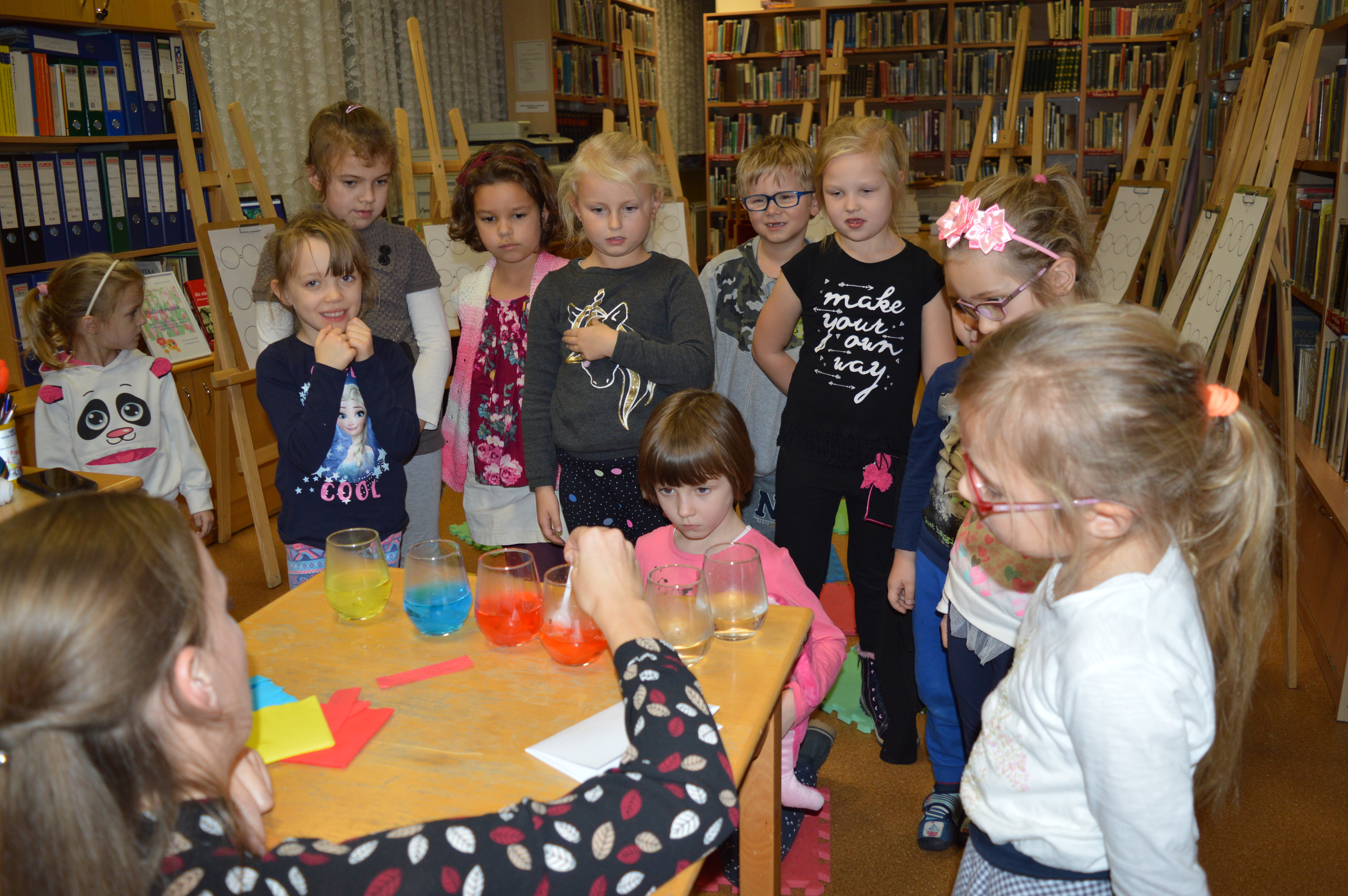 Czytamy sobie i zbieramy kolory w bibliotece 