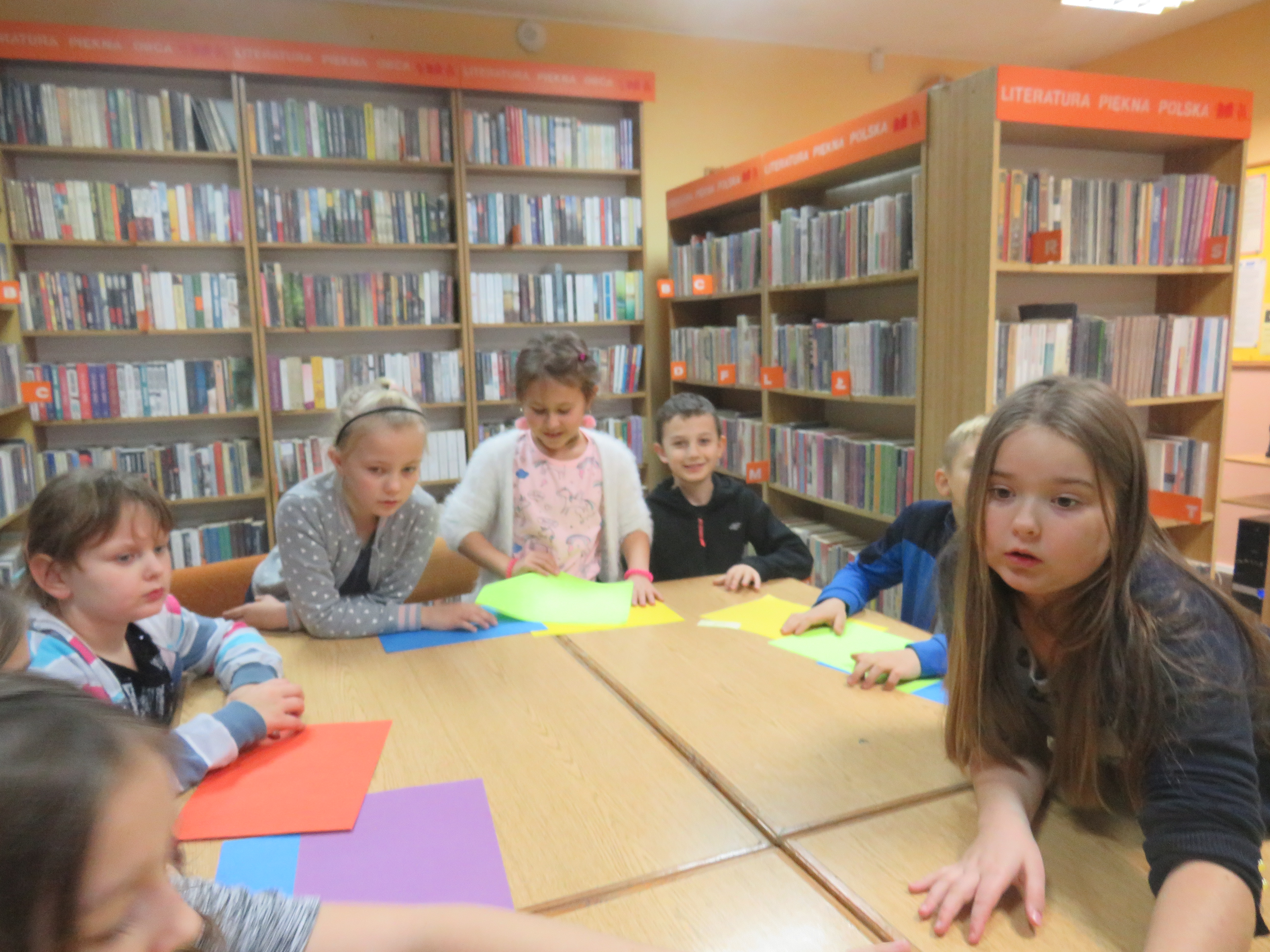 Skąd tyle kolorów w naszej bibliotece?